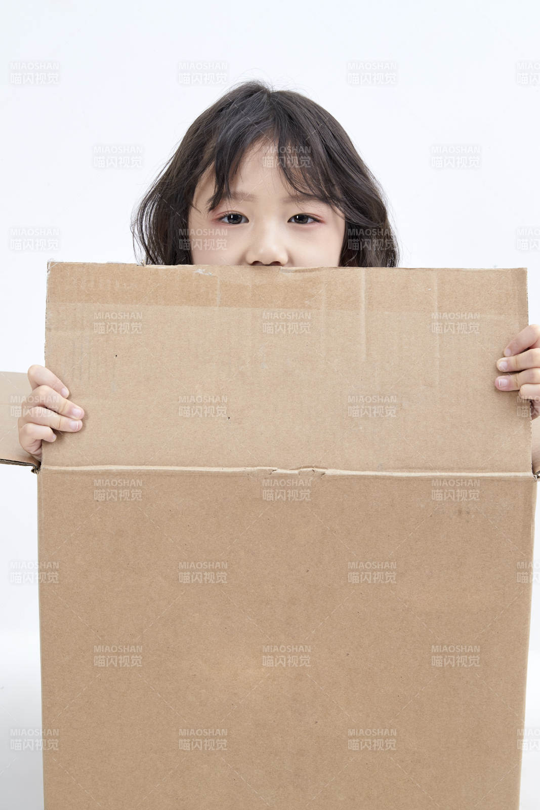 躲在紙箱中玩耍的調皮可愛亞洲小女孩兒童