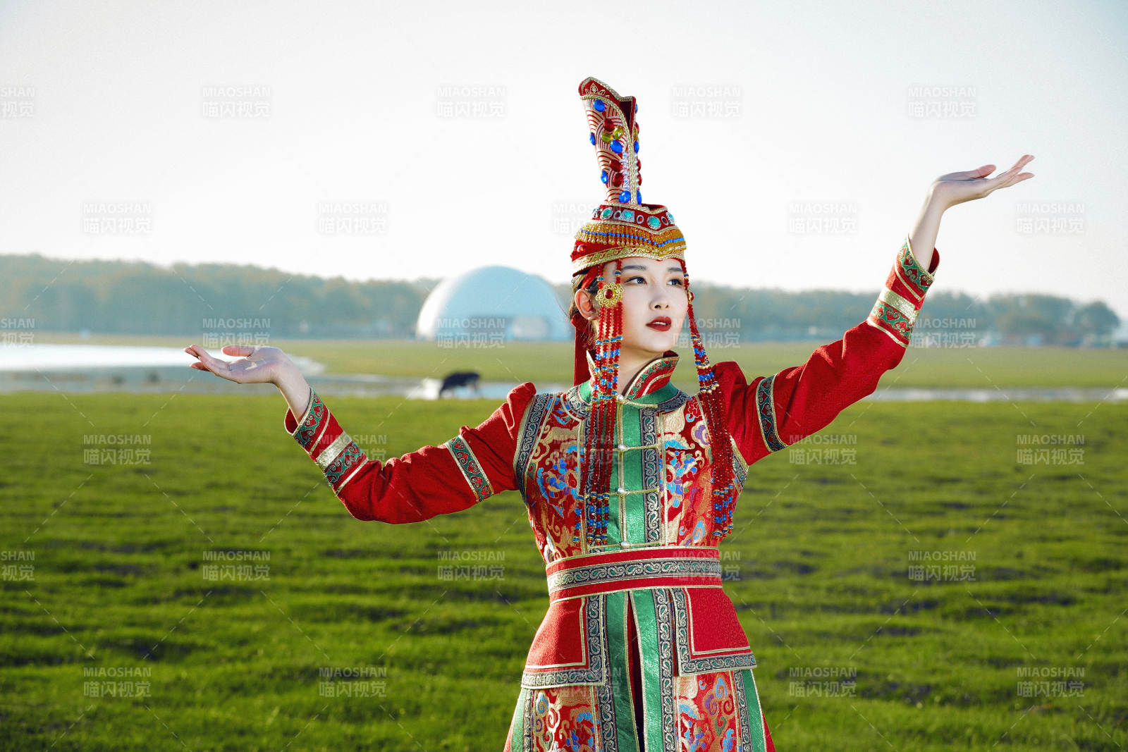 草原上穿著蒙古族傳統(tǒng)服飾的亞洲年輕美少女