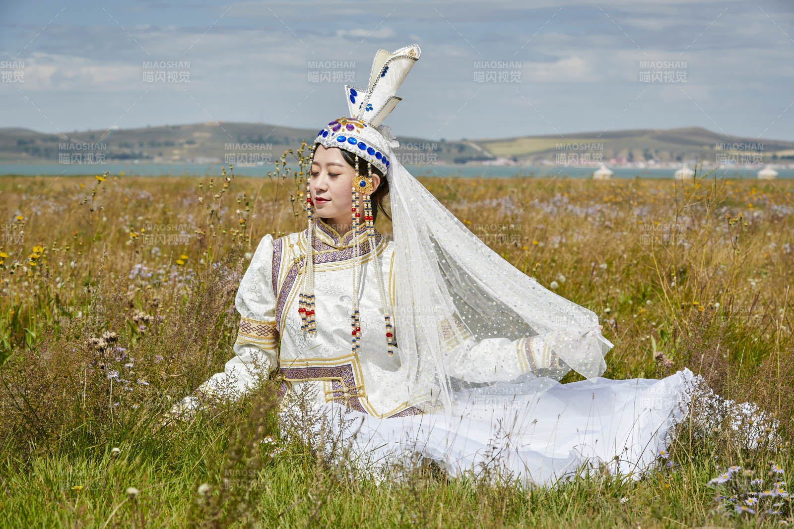 草原上身穿豪華蒙古族服飾的蒙族少女