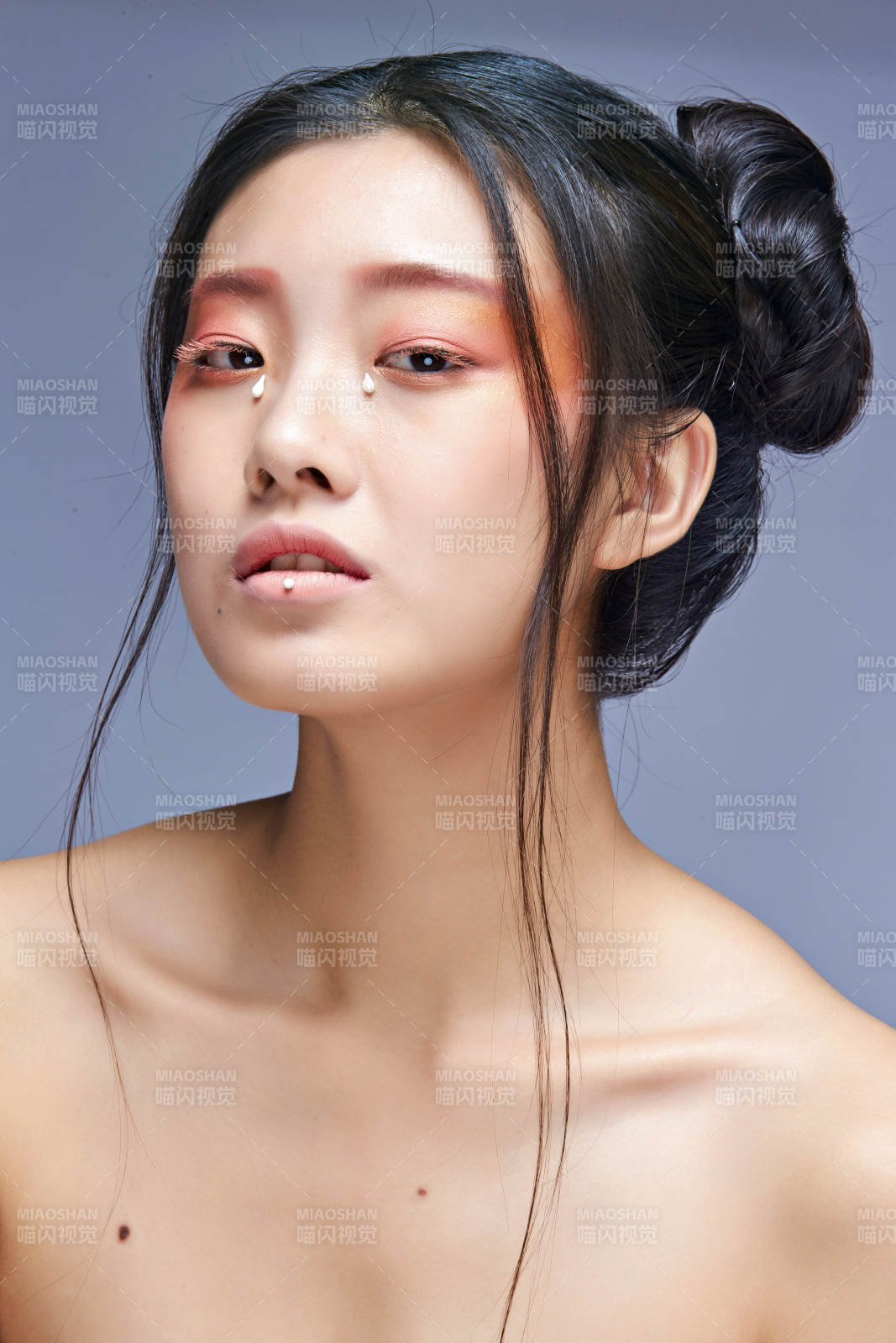 時尚彩妝女性妝面半身像