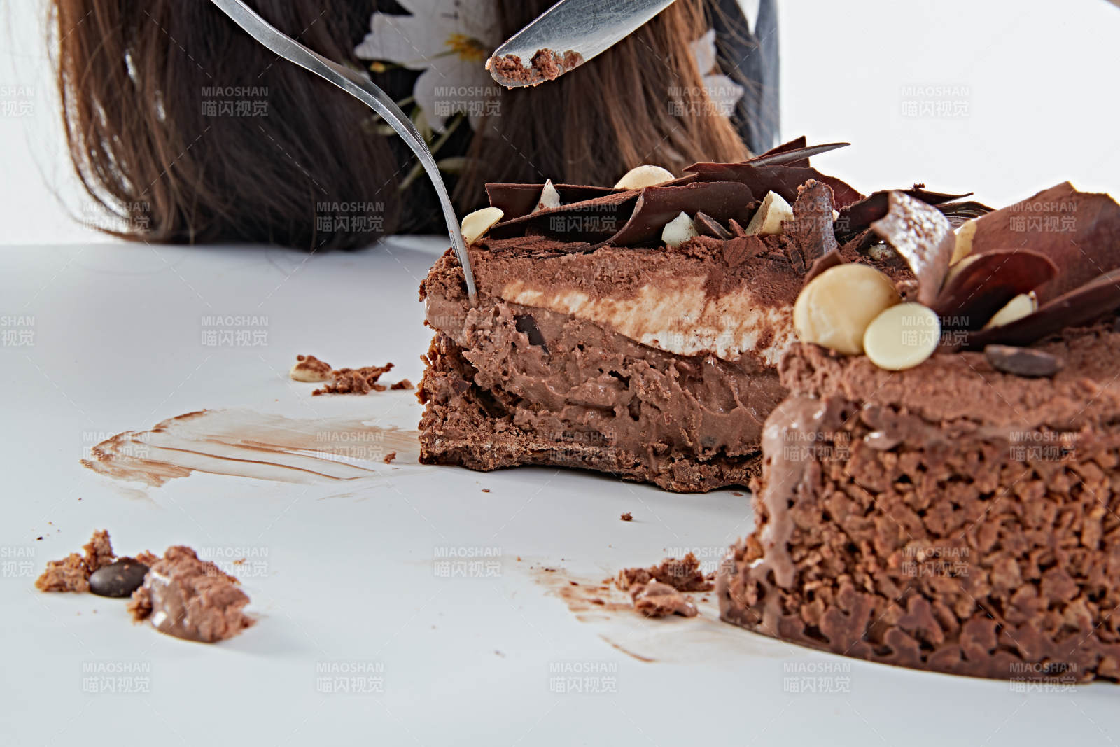 喝紅酒品嘗蛋糕的年輕女性