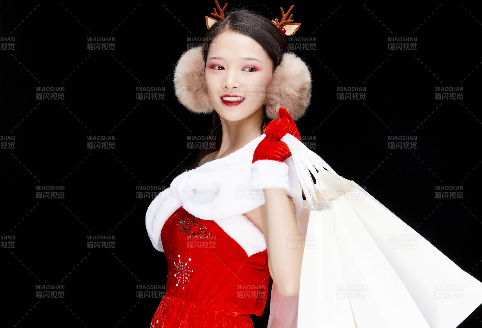 身穿圣诞服饰手提购物袋性感可爱的圣诞女郎