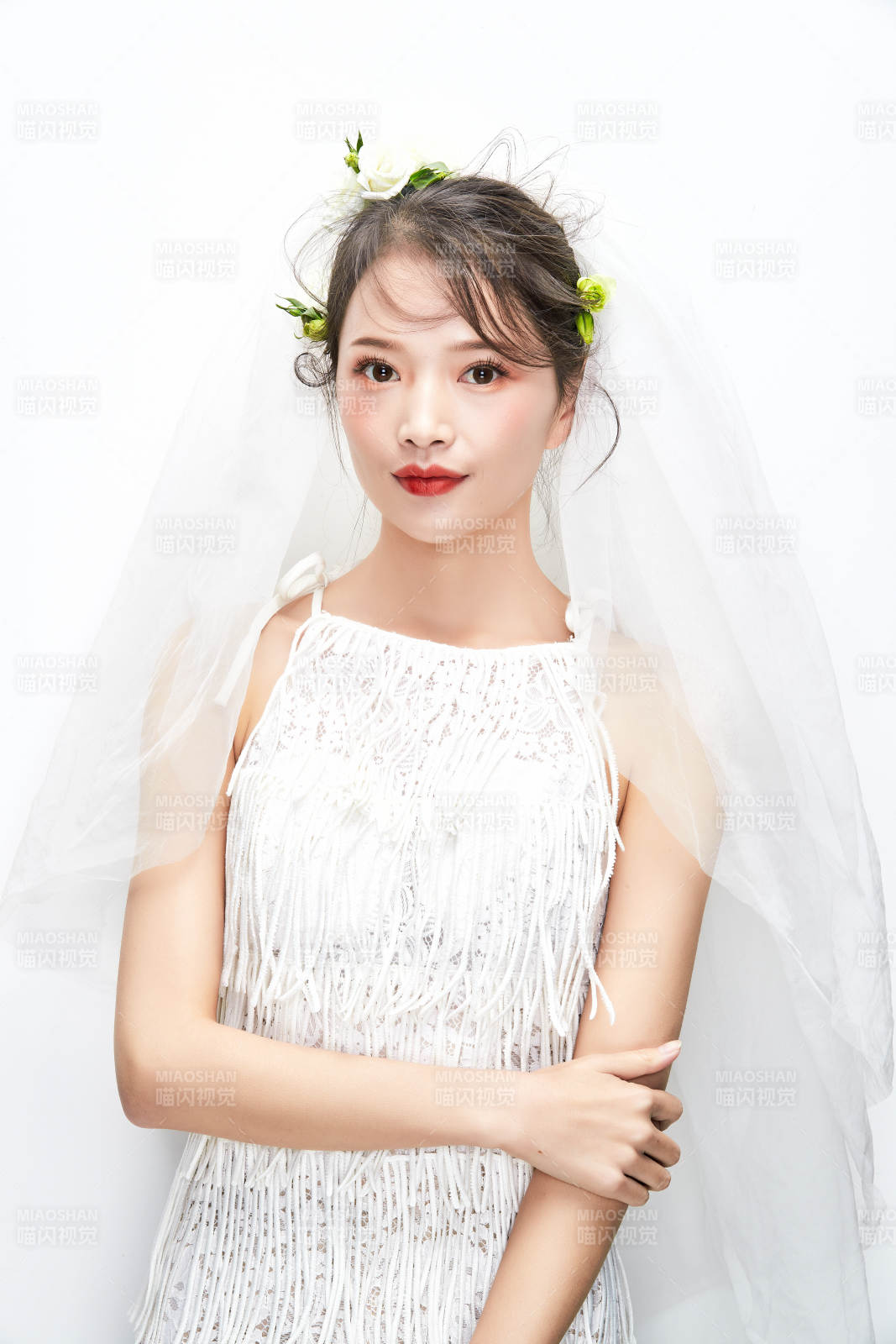 棚拍白色背景下的新娘美妝