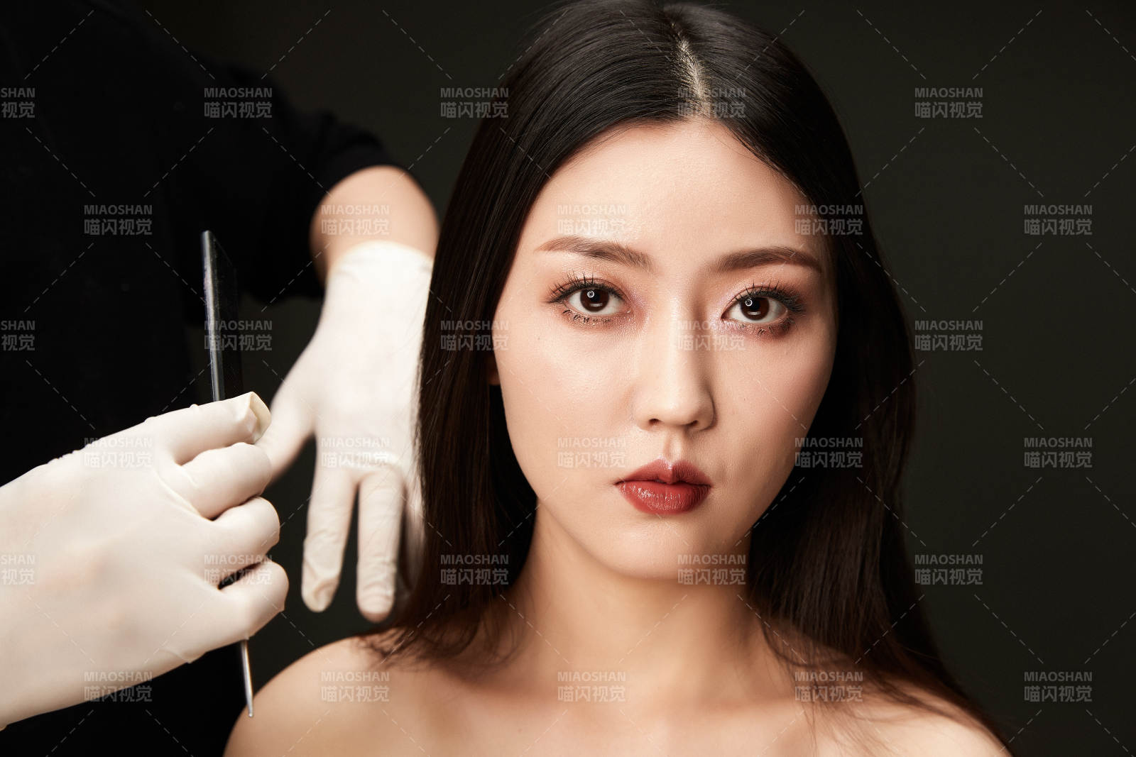 進(jìn)行美妝化妝的化妝師與模特