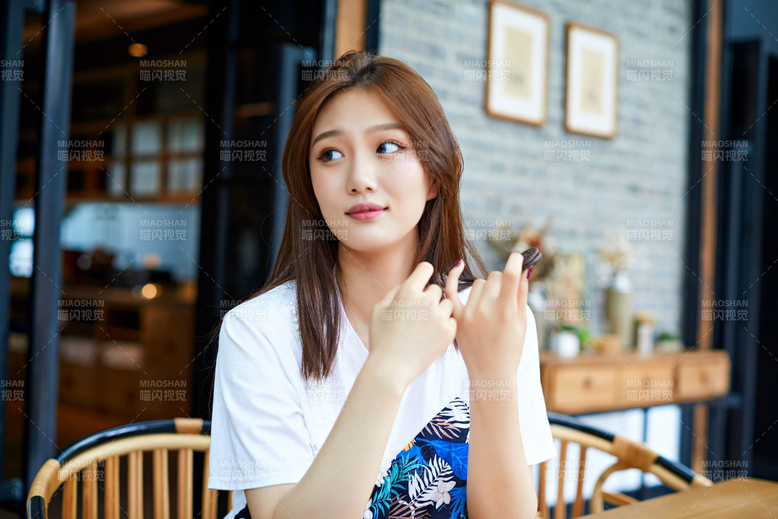 坐在咖啡图书馆吃东西的可爱少女