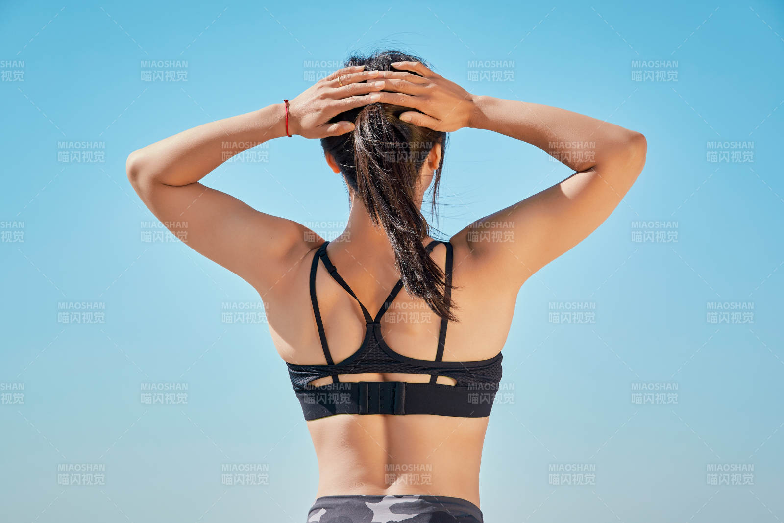 户外河畔公园做拉伸有氧运动的亚洲女性