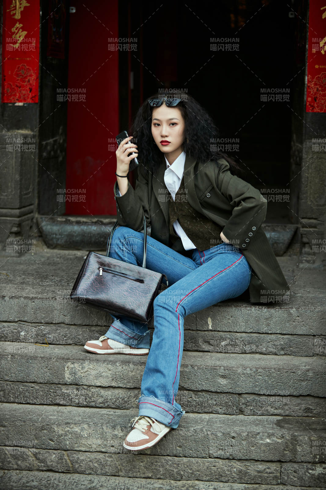 老旧城区里穿着复古港风的美丽清纯少女