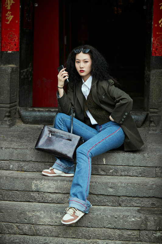 老旧城区里穿着复古港风的美丽清纯少女