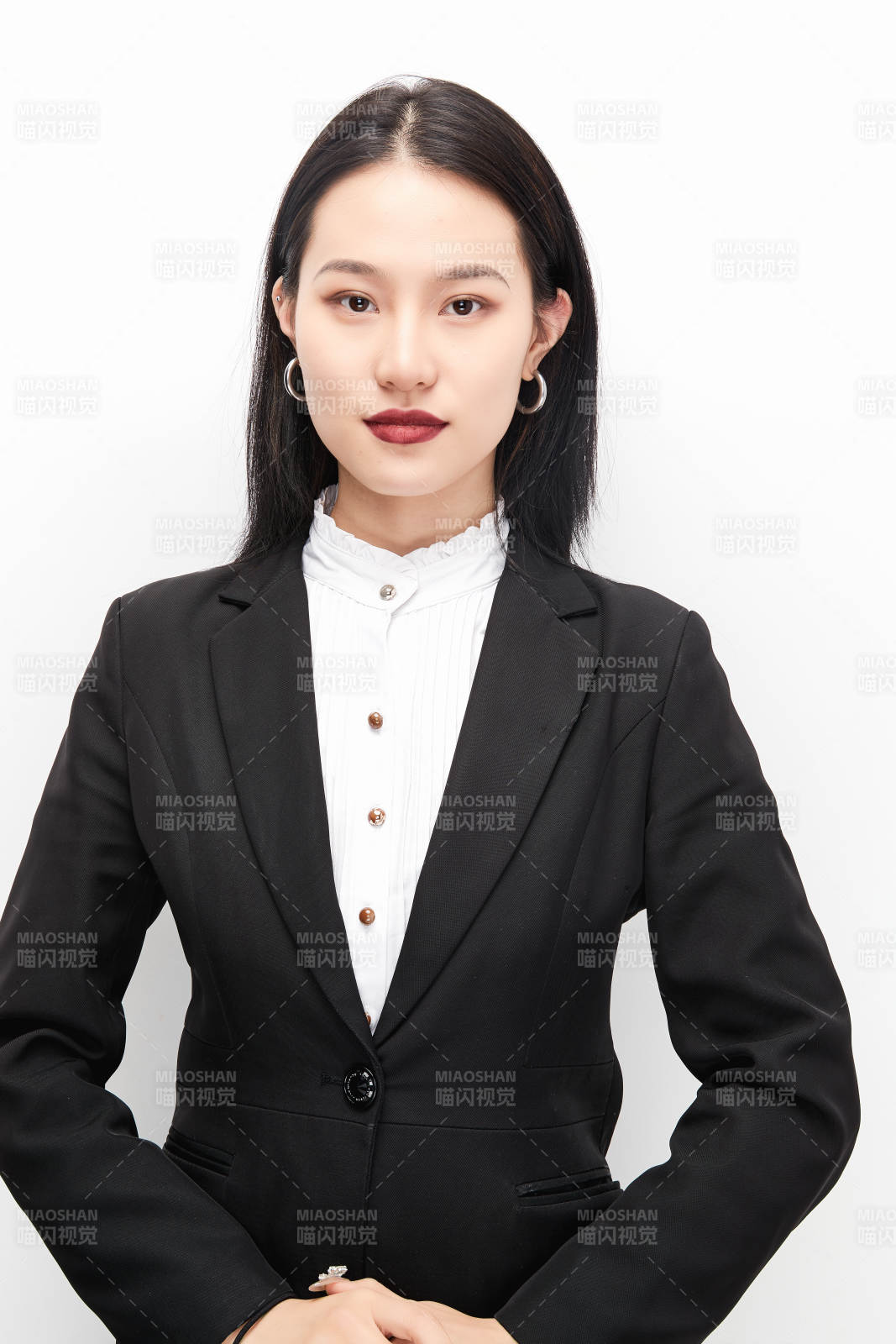 身穿西服拿著文件夾的美麗商務女士