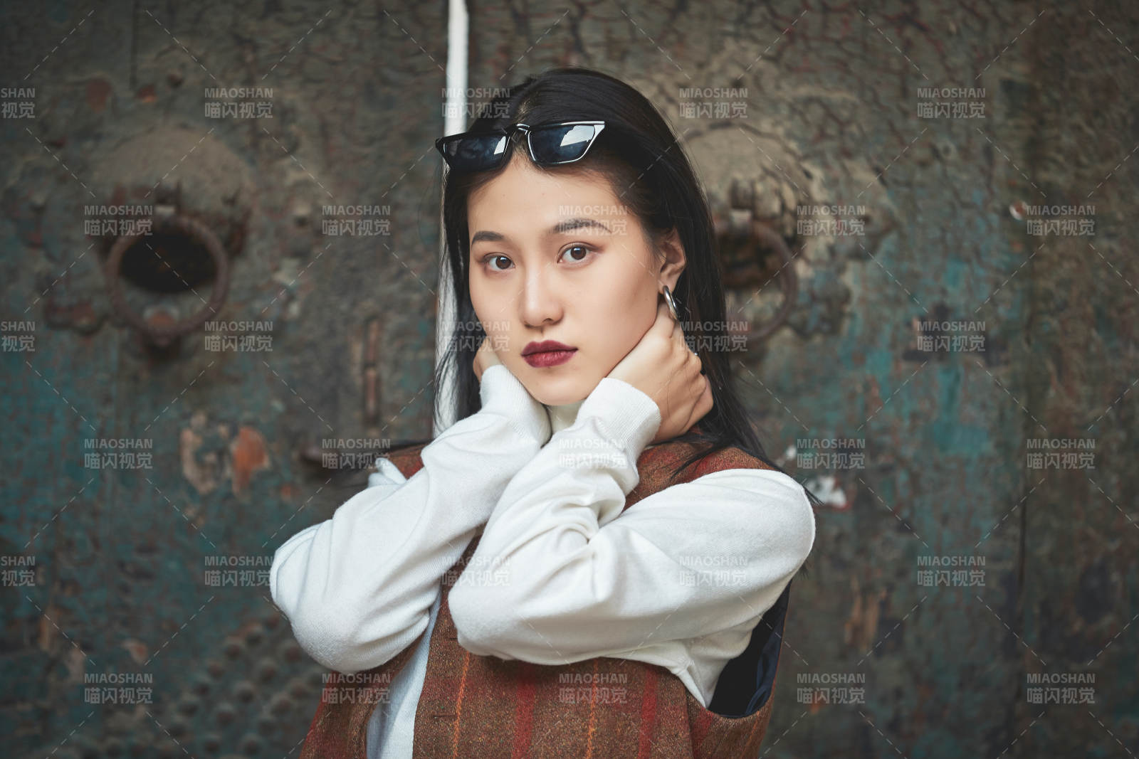 老舊城區里穿著復古港風的美麗清純少女