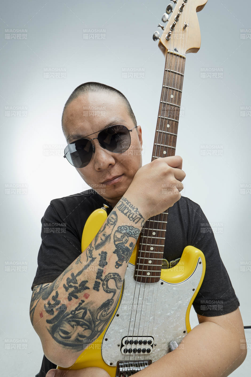 手持電吉他展示演奏的亞洲男性搖滾樂(lè)手人像