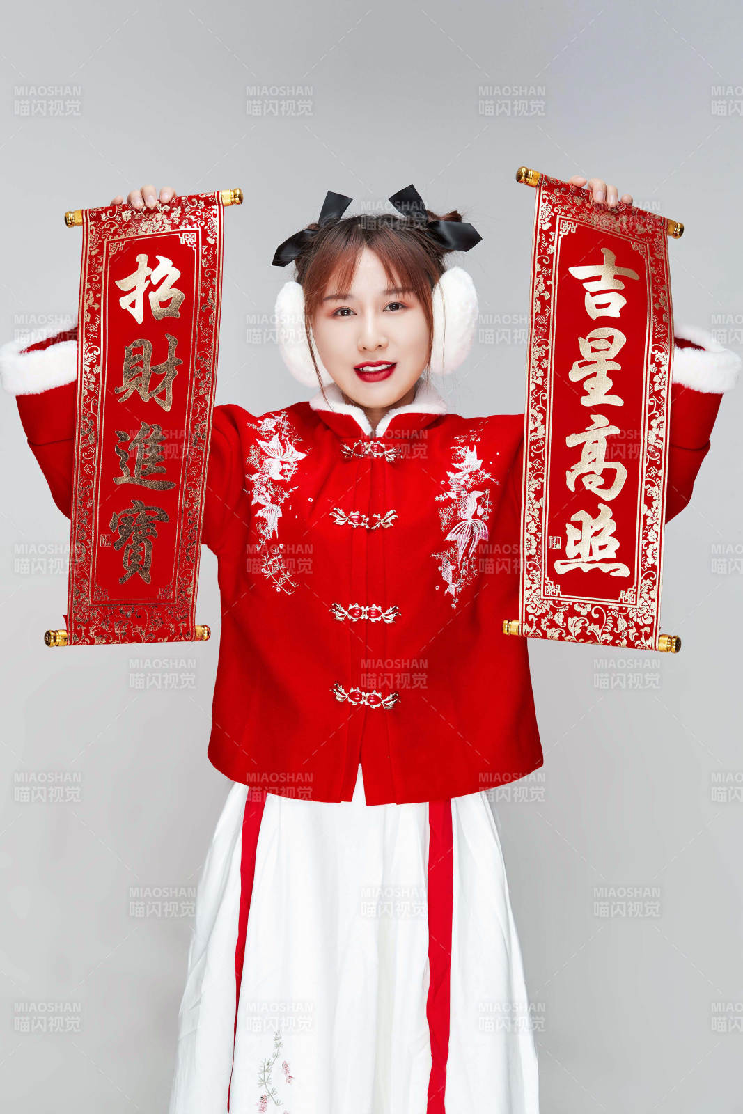 手持春聯(lián)身穿喜慶漢服的可愛(ài)少女