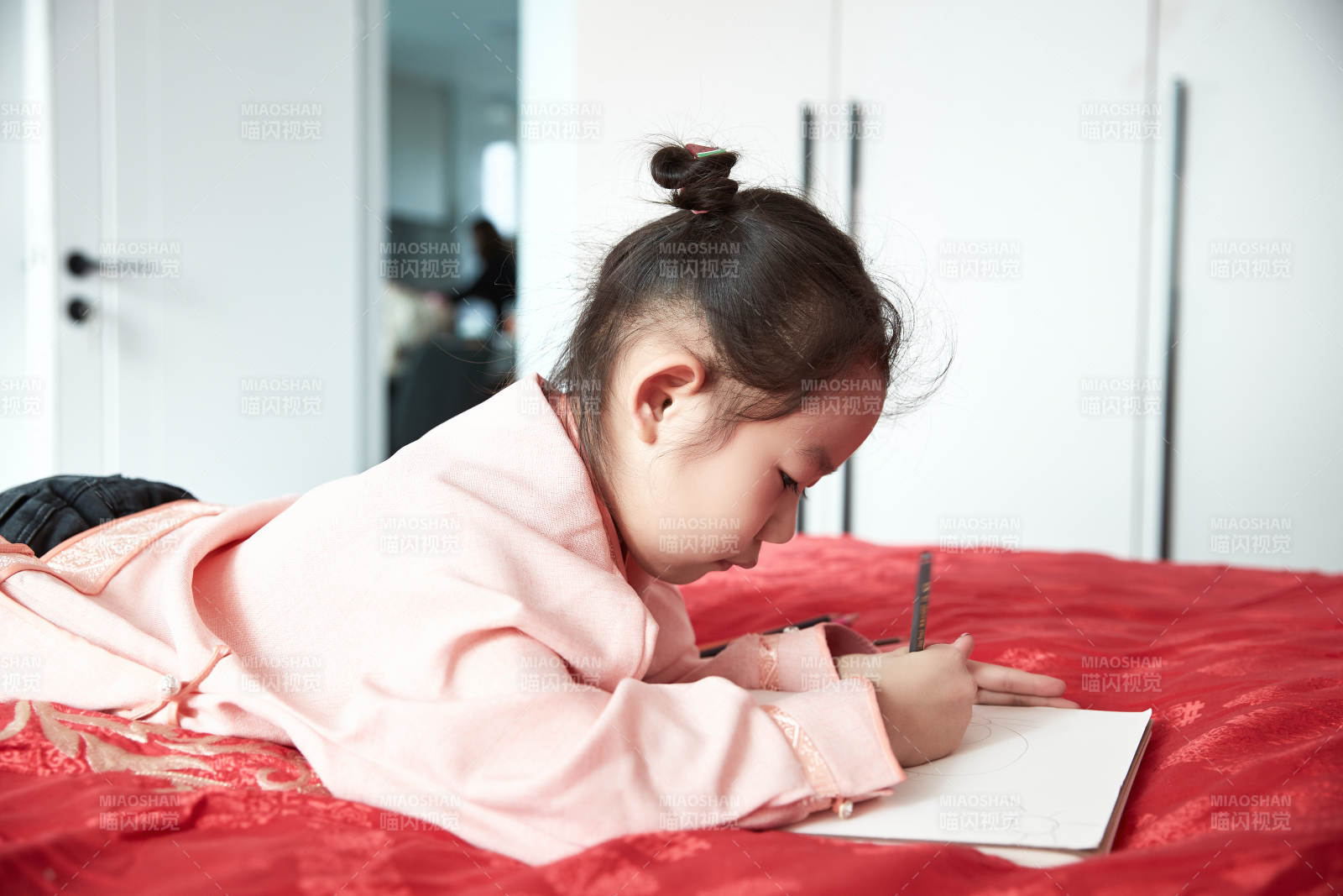 在家玩耍的亞洲小女孩