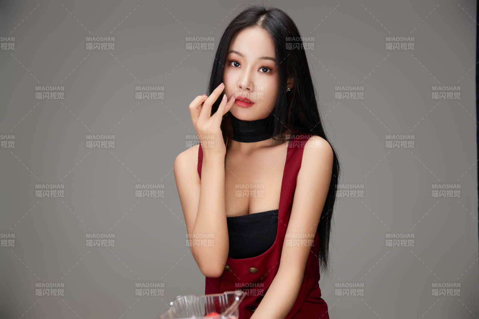 吃水果的亞洲東方長發少女