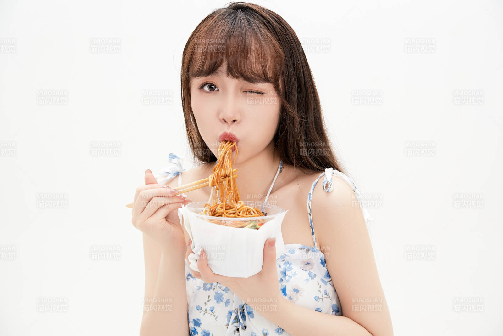 大吃特吃的亚洲可爱少女人像