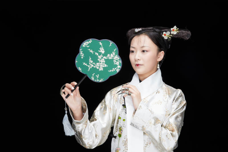 黑色背景下的清代女性古装造型清朝古装