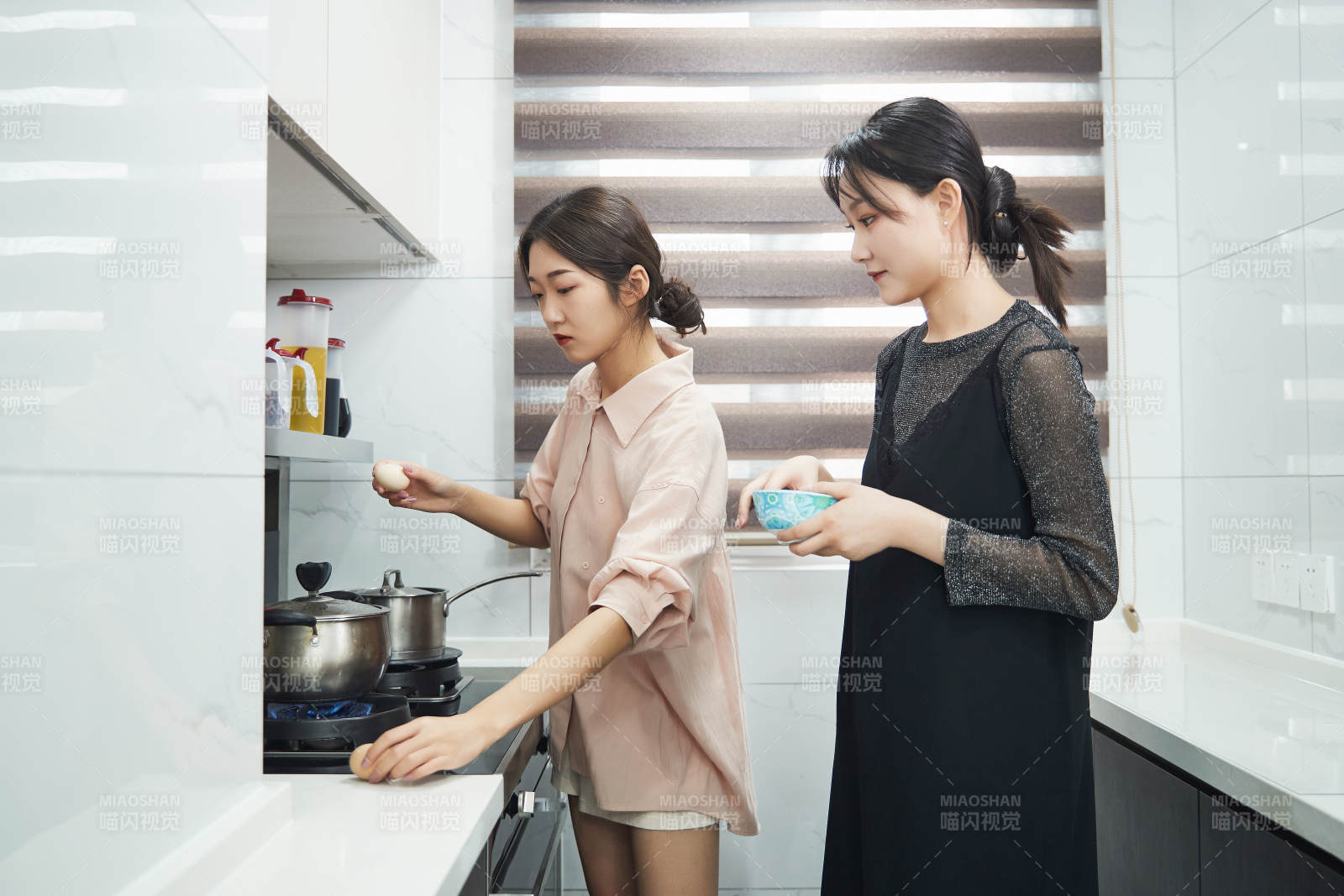 在廚房烹飪美食的亞洲閨蜜少女