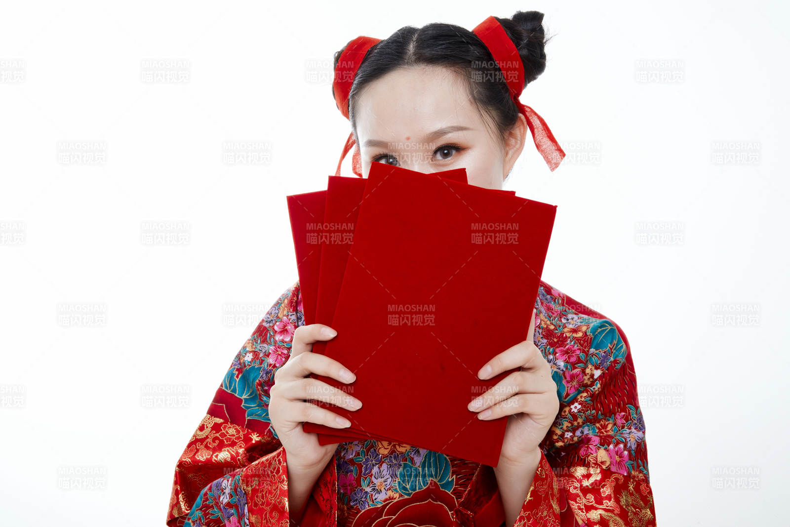 身穿中国传统服饰的青年女性