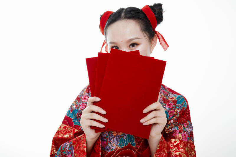 身穿中国传统服饰的青年女性