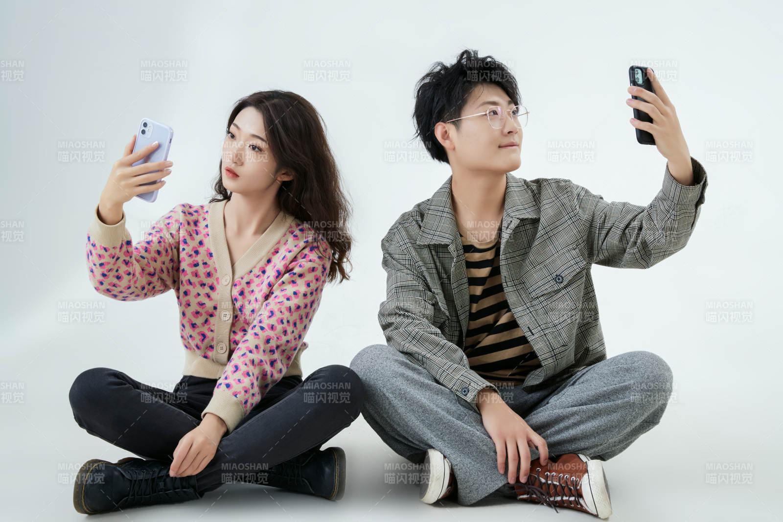 沉浸在網絡戀愛世界的青年男女