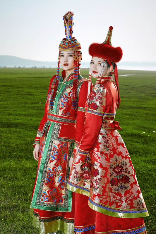 草原上穿着蒙古族传统服饰的亚洲年轻美少女