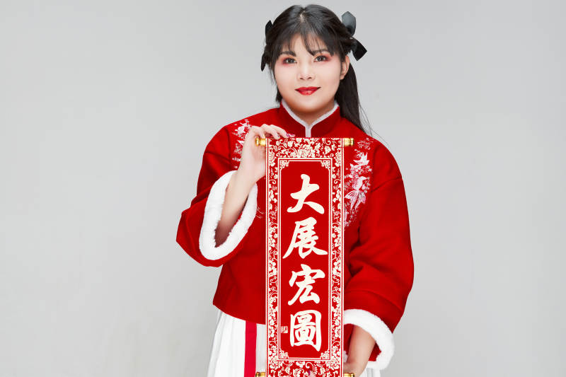 手持春联身穿喜庆汉服的可爱少女