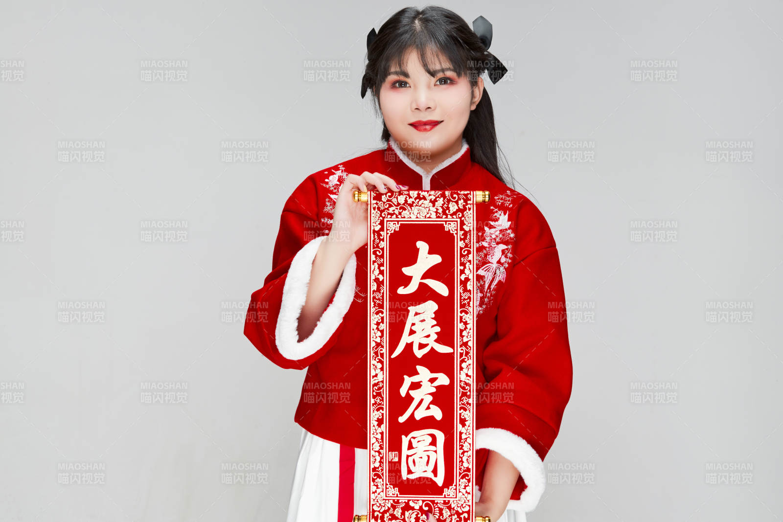 手持春联身穿喜庆汉服的可爱少女