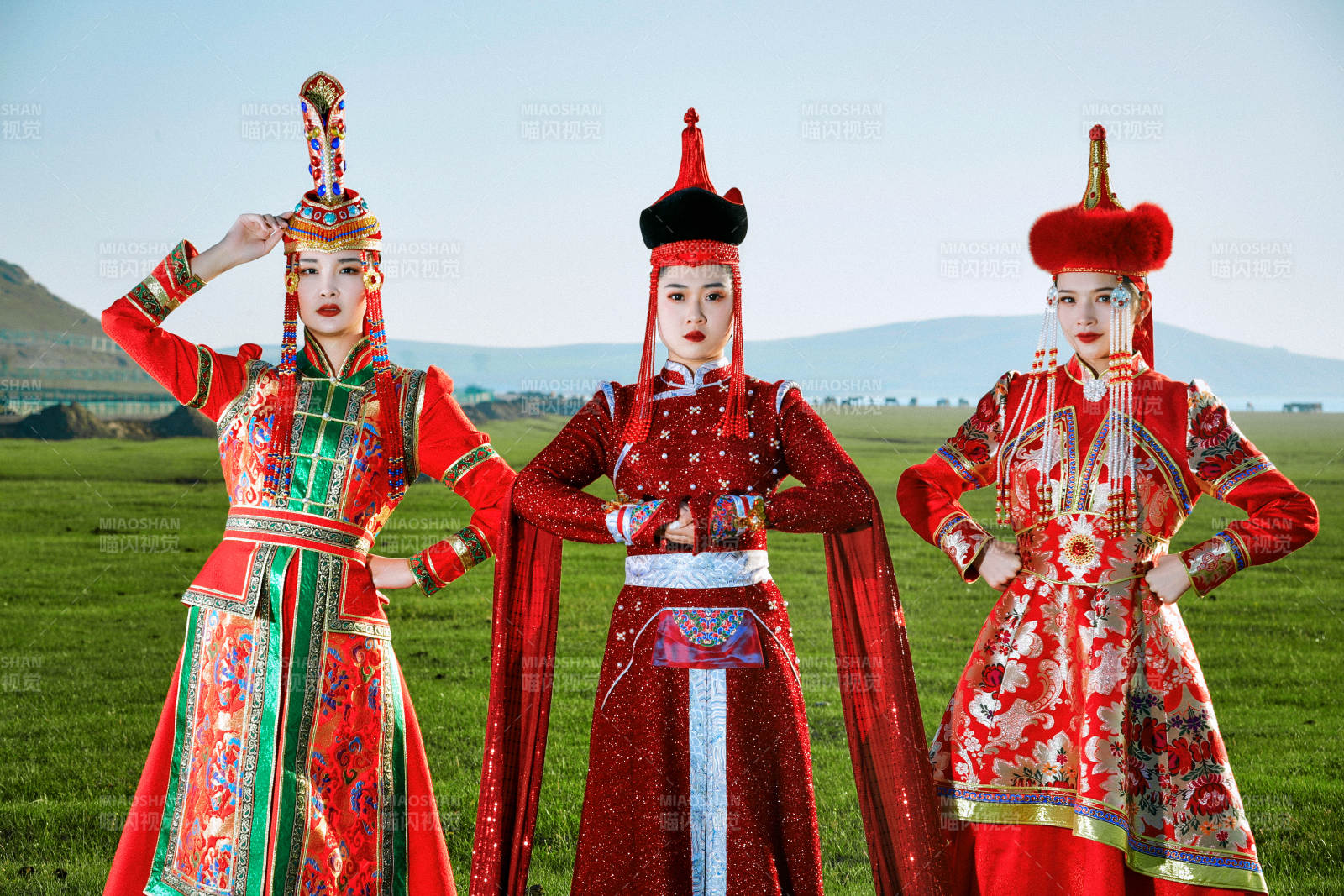 草原上穿着蒙古族传统服饰的亚洲年轻美少女