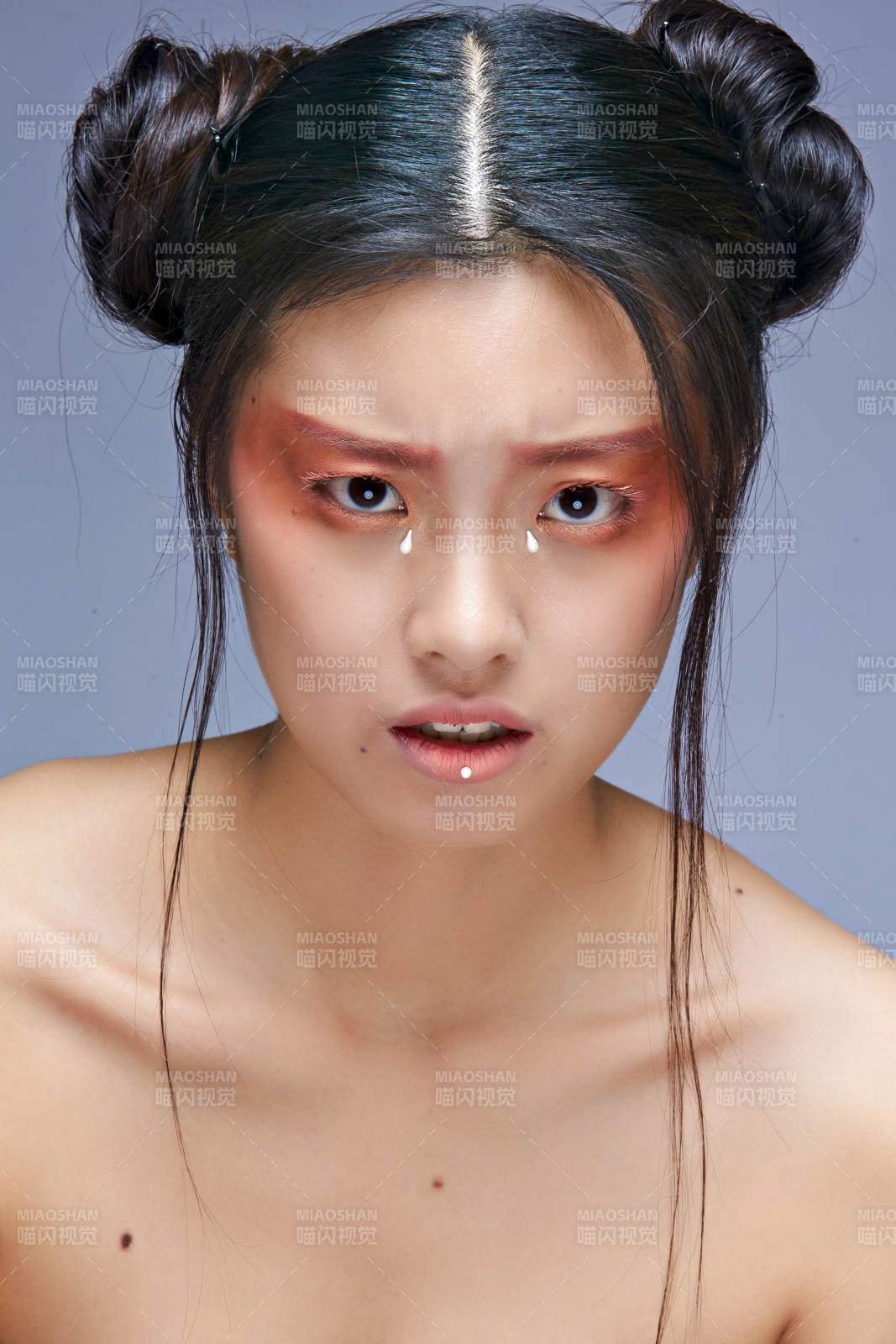 時尚彩妝女性妝面半身像