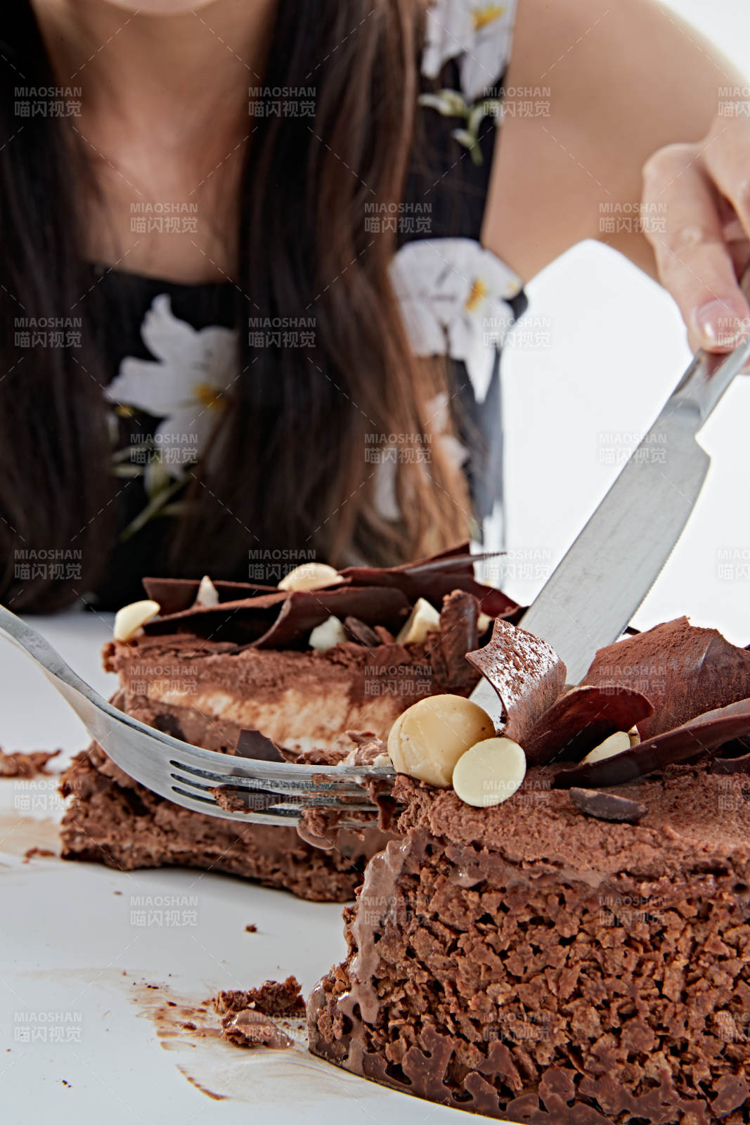 喝紅酒品嘗蛋糕的年輕女性