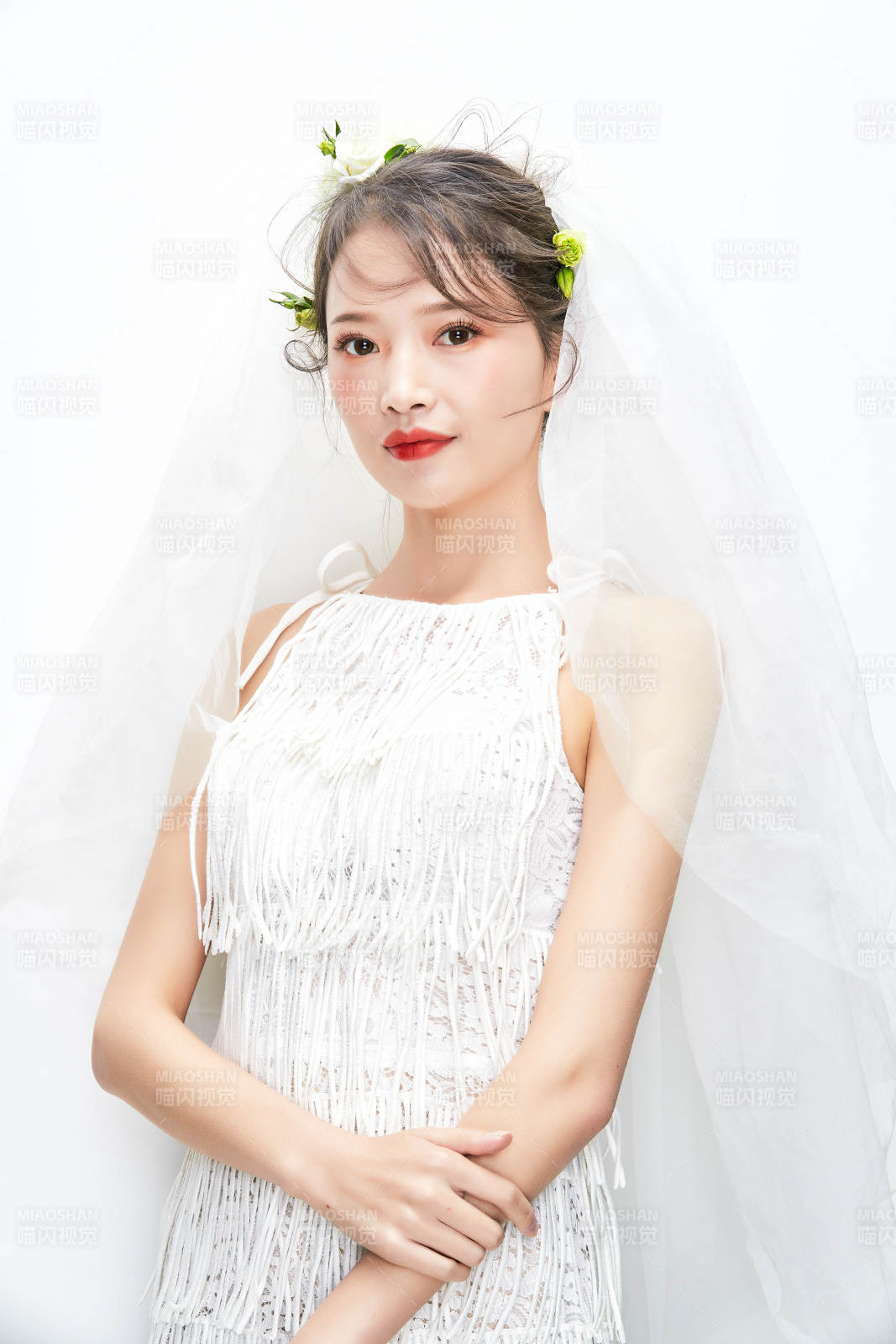 棚拍白色背景下的新娘美妝