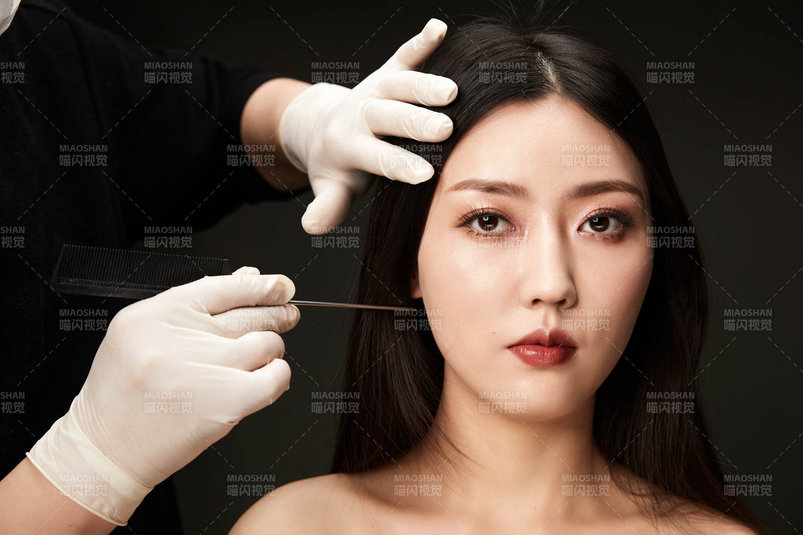 進行美妝化妝的化妝師與模特