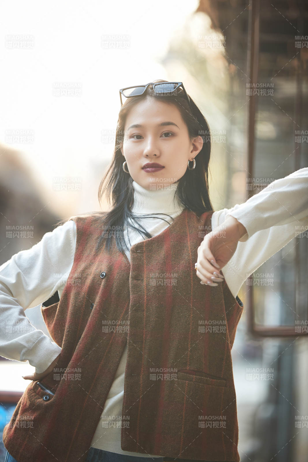 老旧城区里穿着复古港风的美丽清纯少女