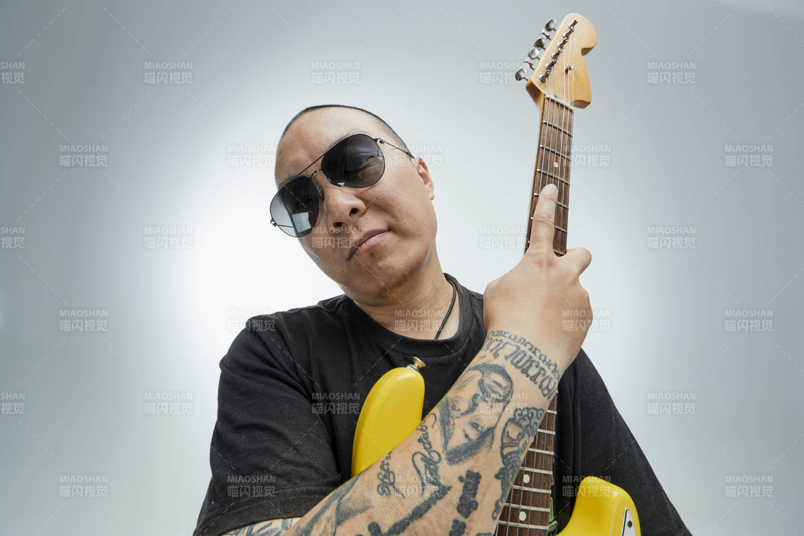 手持電吉他展示演奏的亞洲男性搖滾樂手人像
