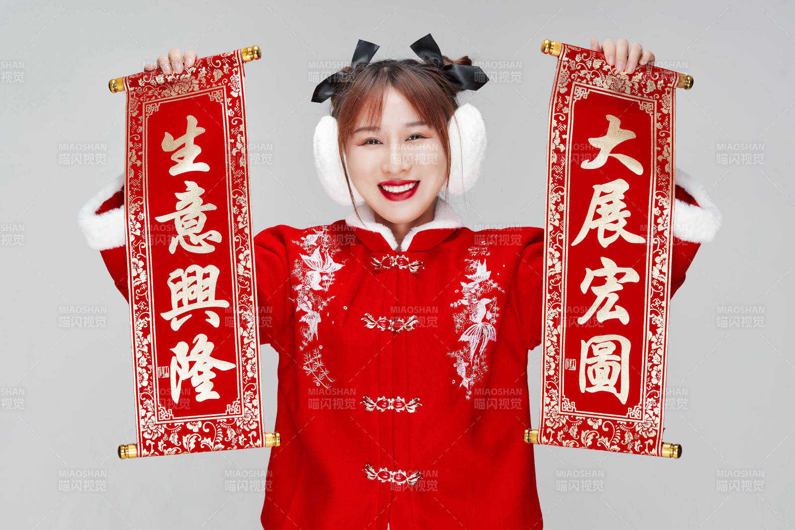 手持春聯身穿喜慶漢服的可愛少女