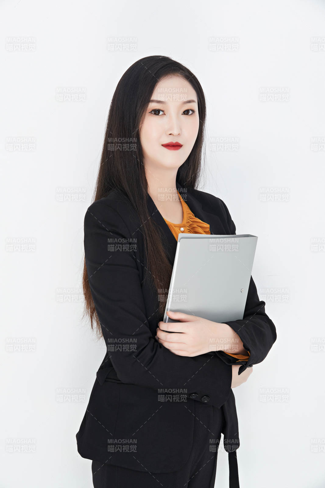 白色背景下的美麗商務(wù)女性肖像