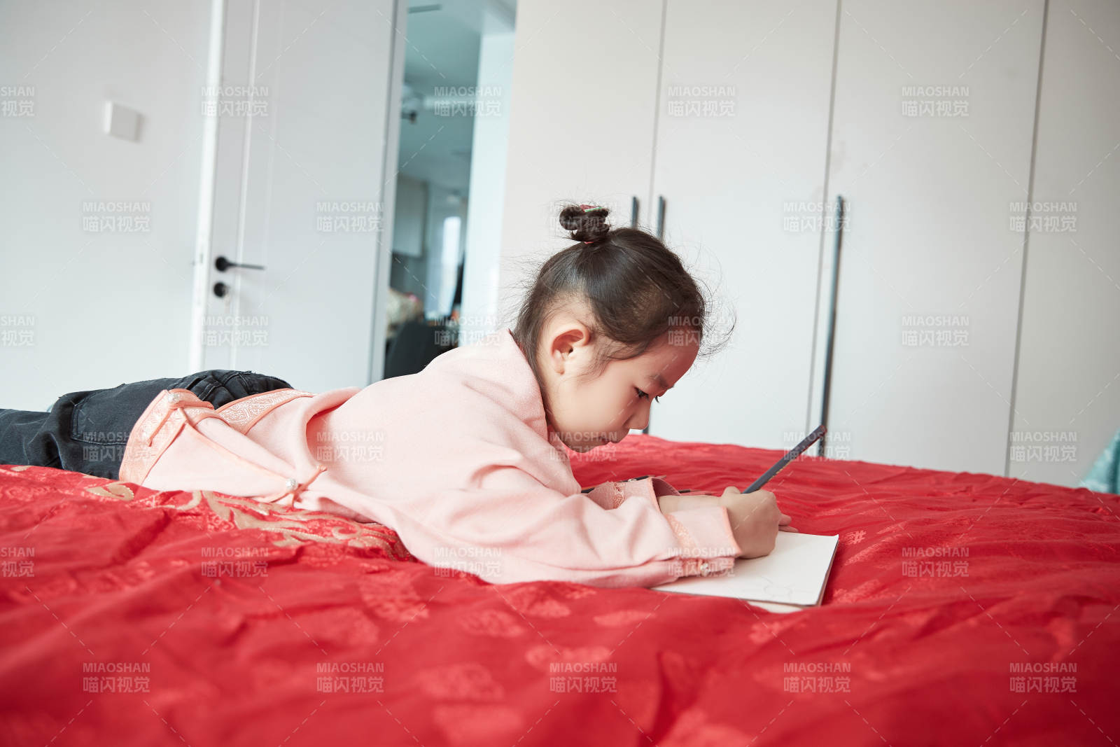 在家玩耍的亞洲小女孩