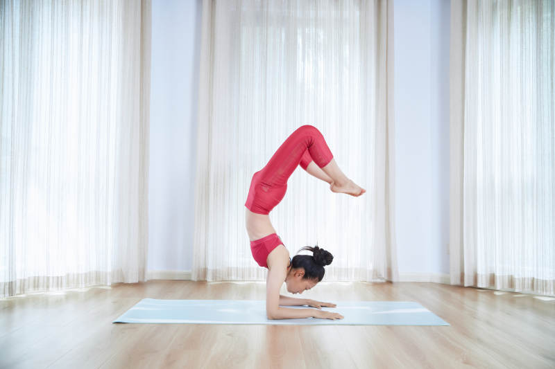 做瑜伽动作的亚洲年轻女性