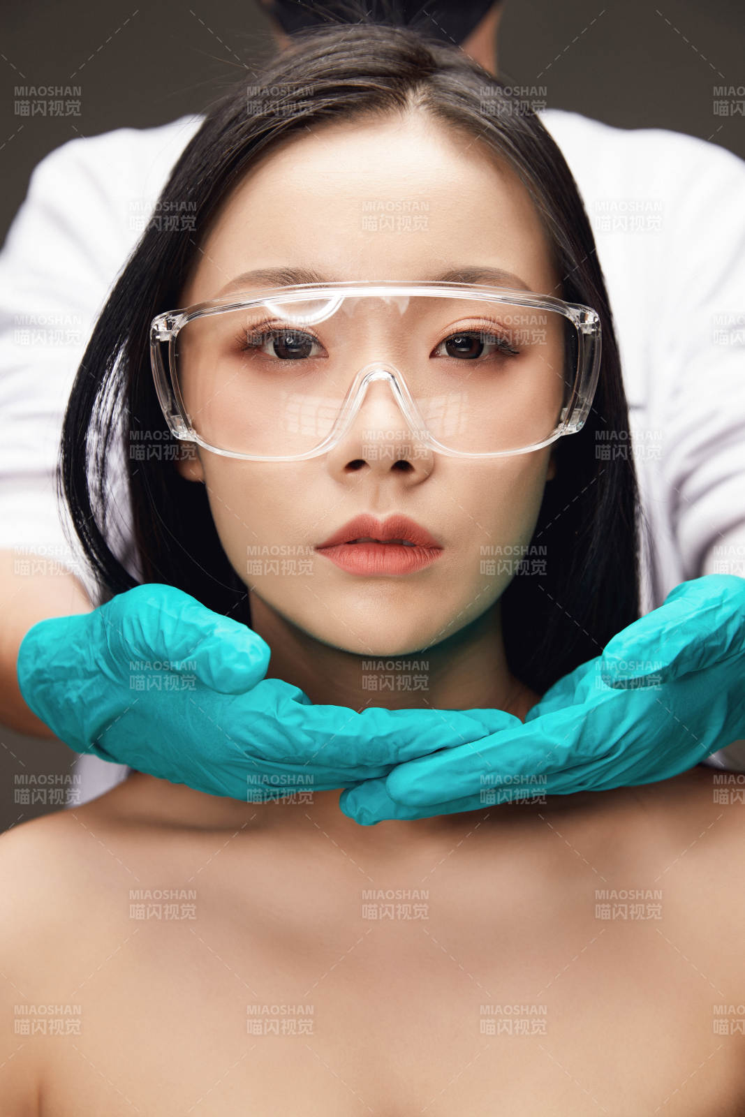 黑色背景里的亞洲美女面部特寫醫美整容