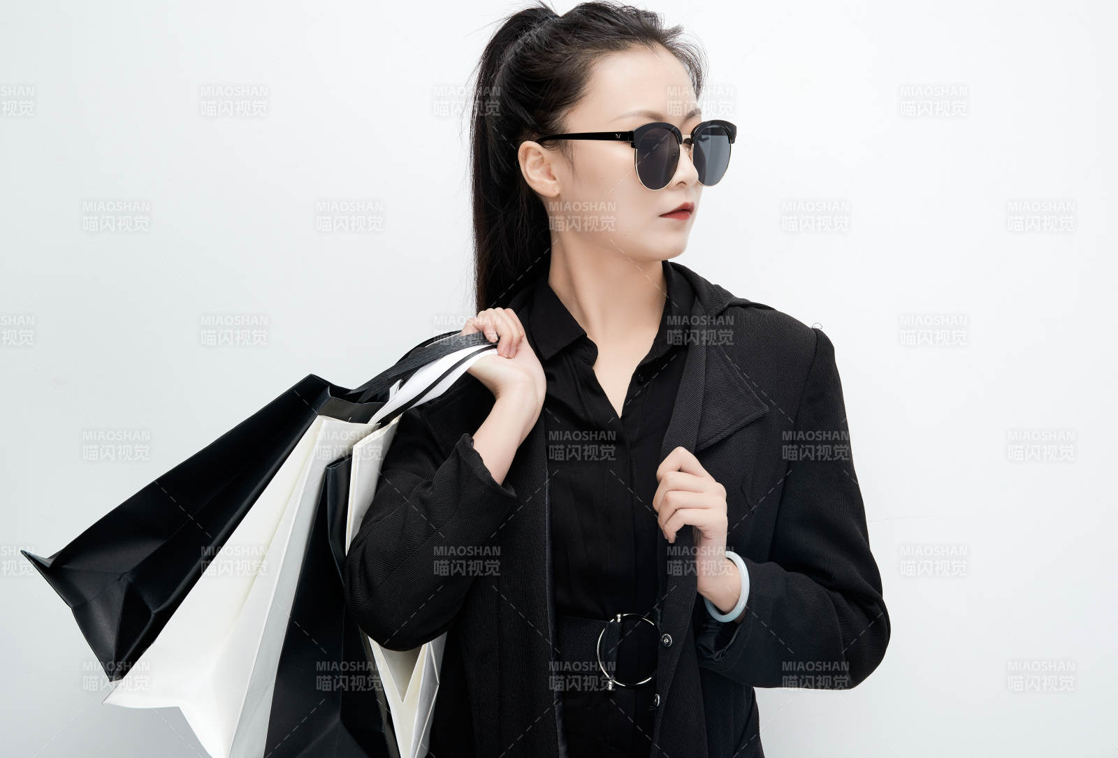 白色背景下手提購物袋時尚美麗的亞洲少女