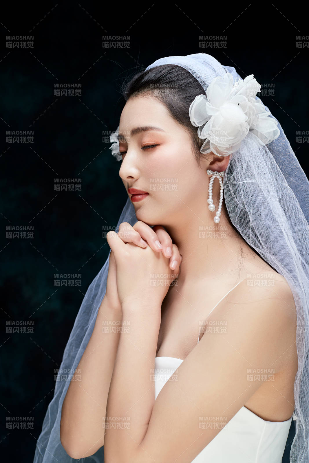 黑色背景下的女性復古婚紗妝面