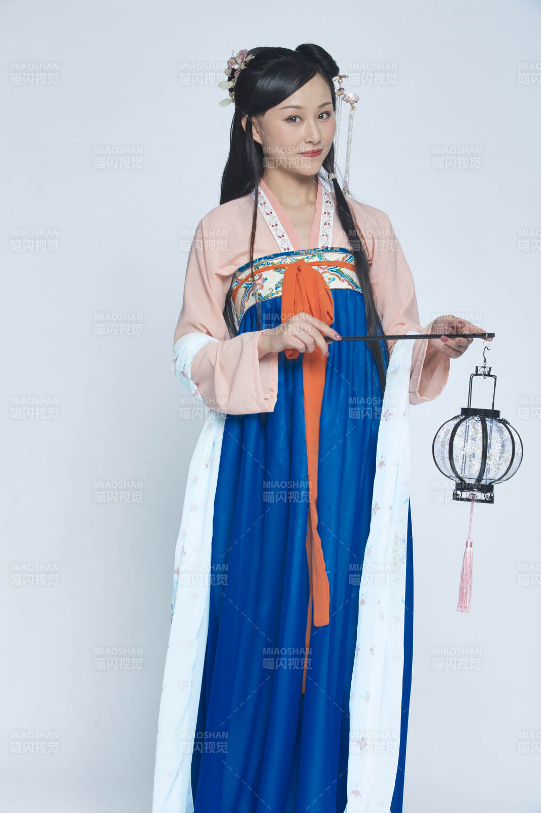 身穿古裝的漢服女性人像漢服影棚拍攝