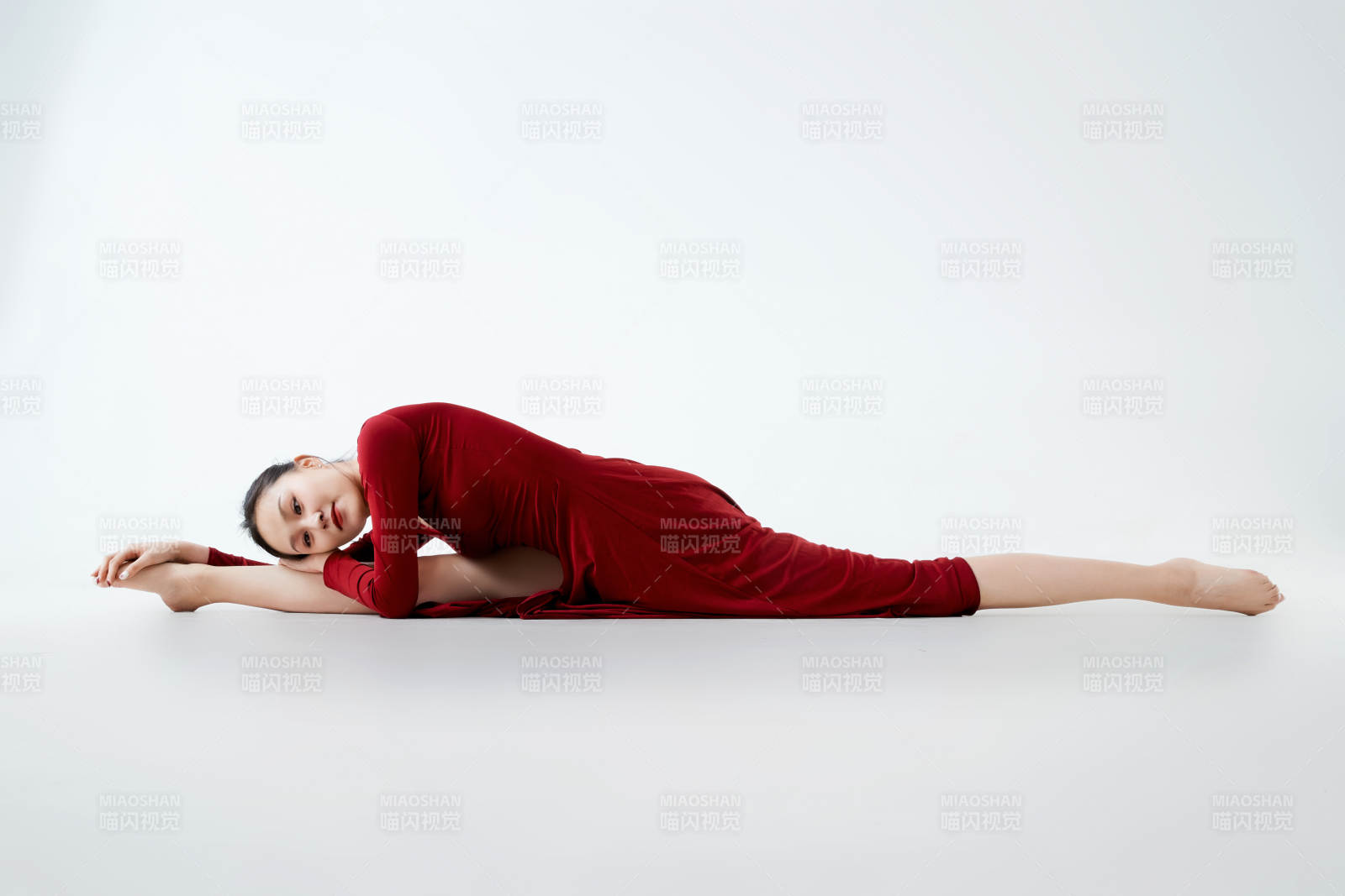 穿著紅色長裙翩翩起舞的少女