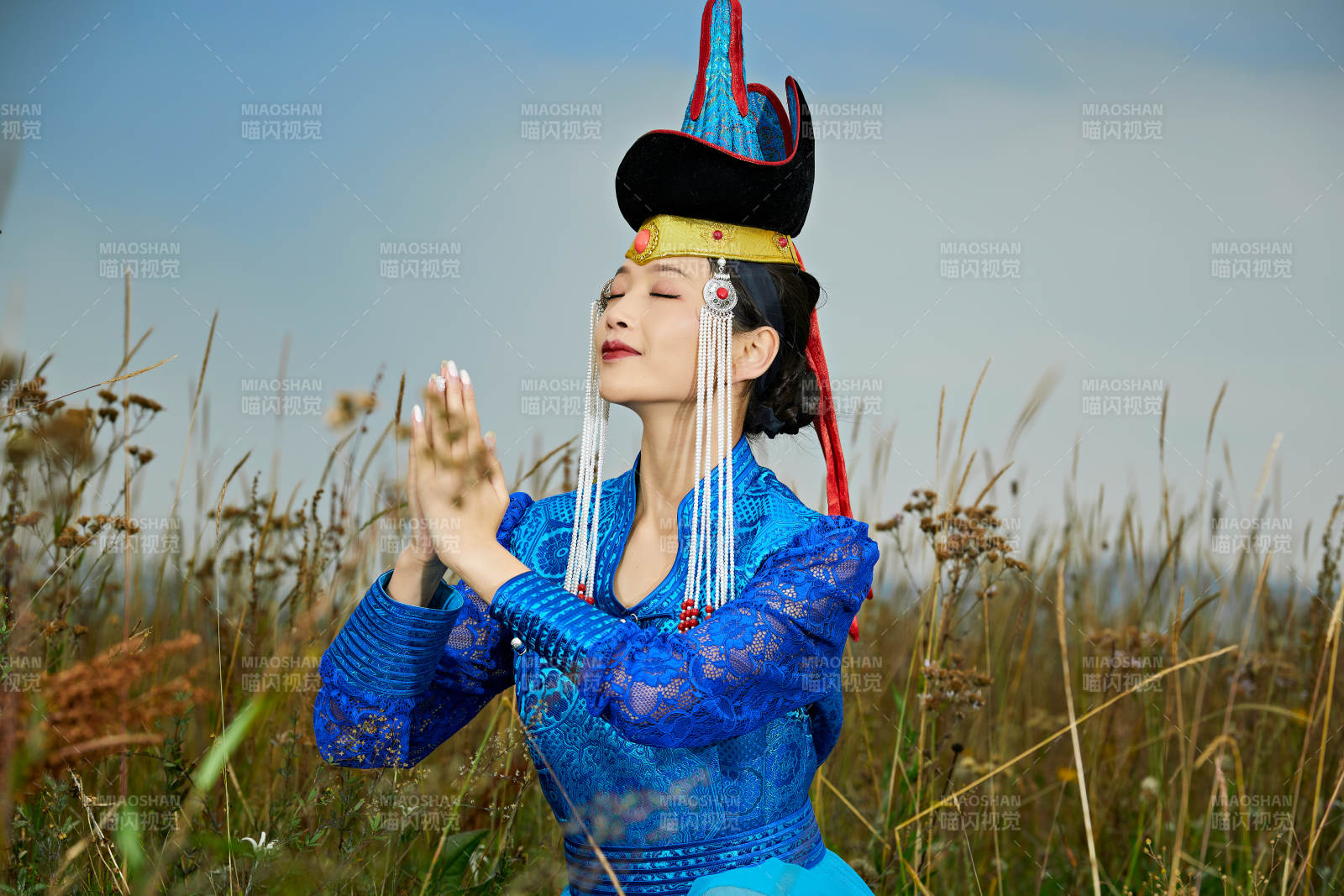 草原上身穿豪華蒙古族服飾的蒙族少女