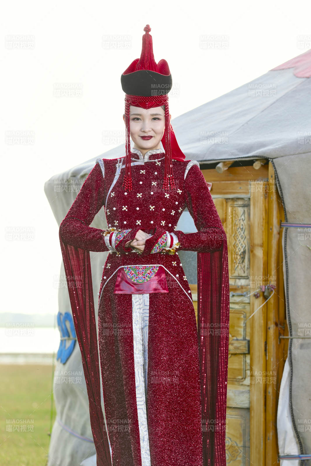 草原上穿著蒙古族傳統服飾的亞洲年輕美少女