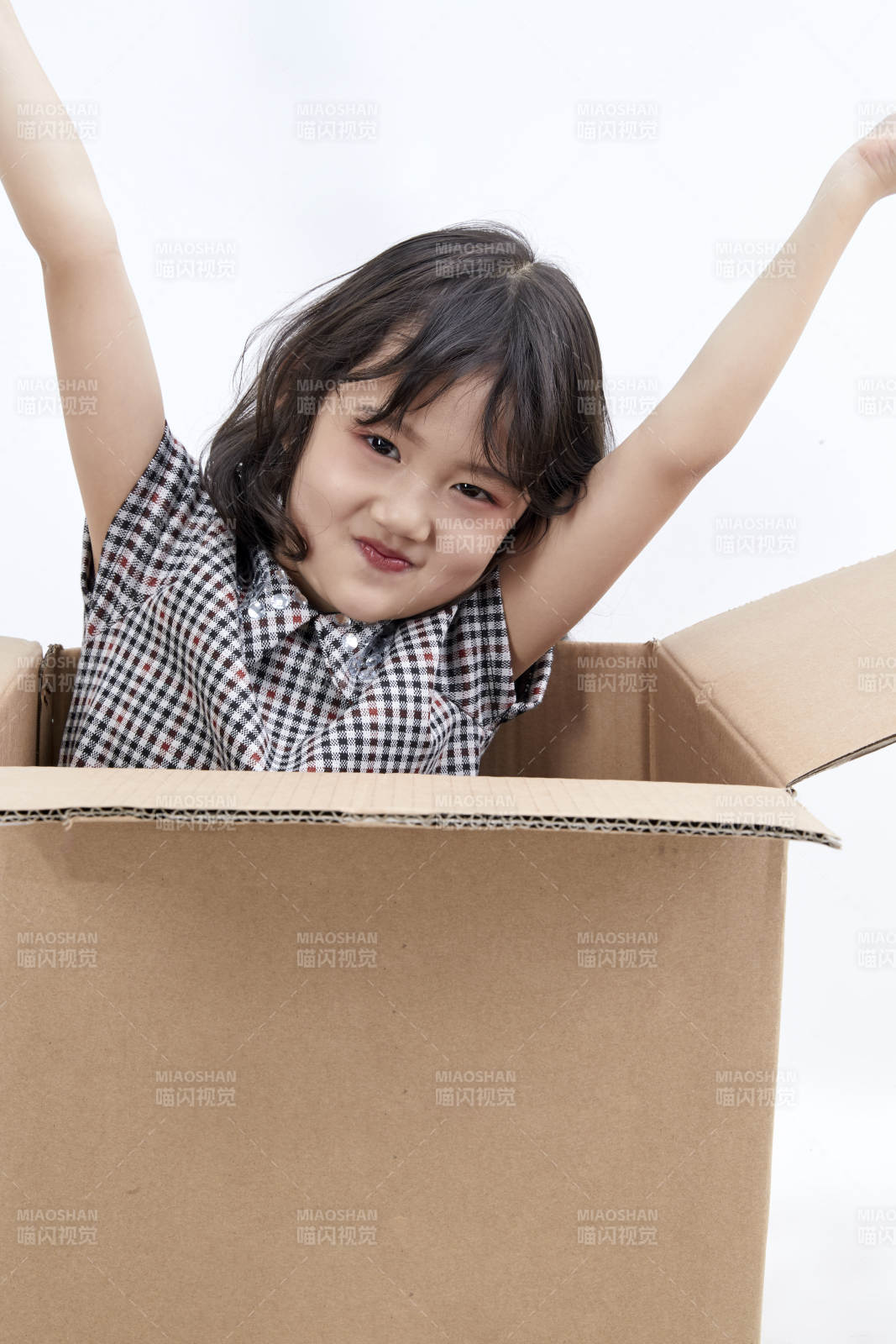 躲在紙箱中玩耍的調(diào)皮可愛亞洲小女孩兒童