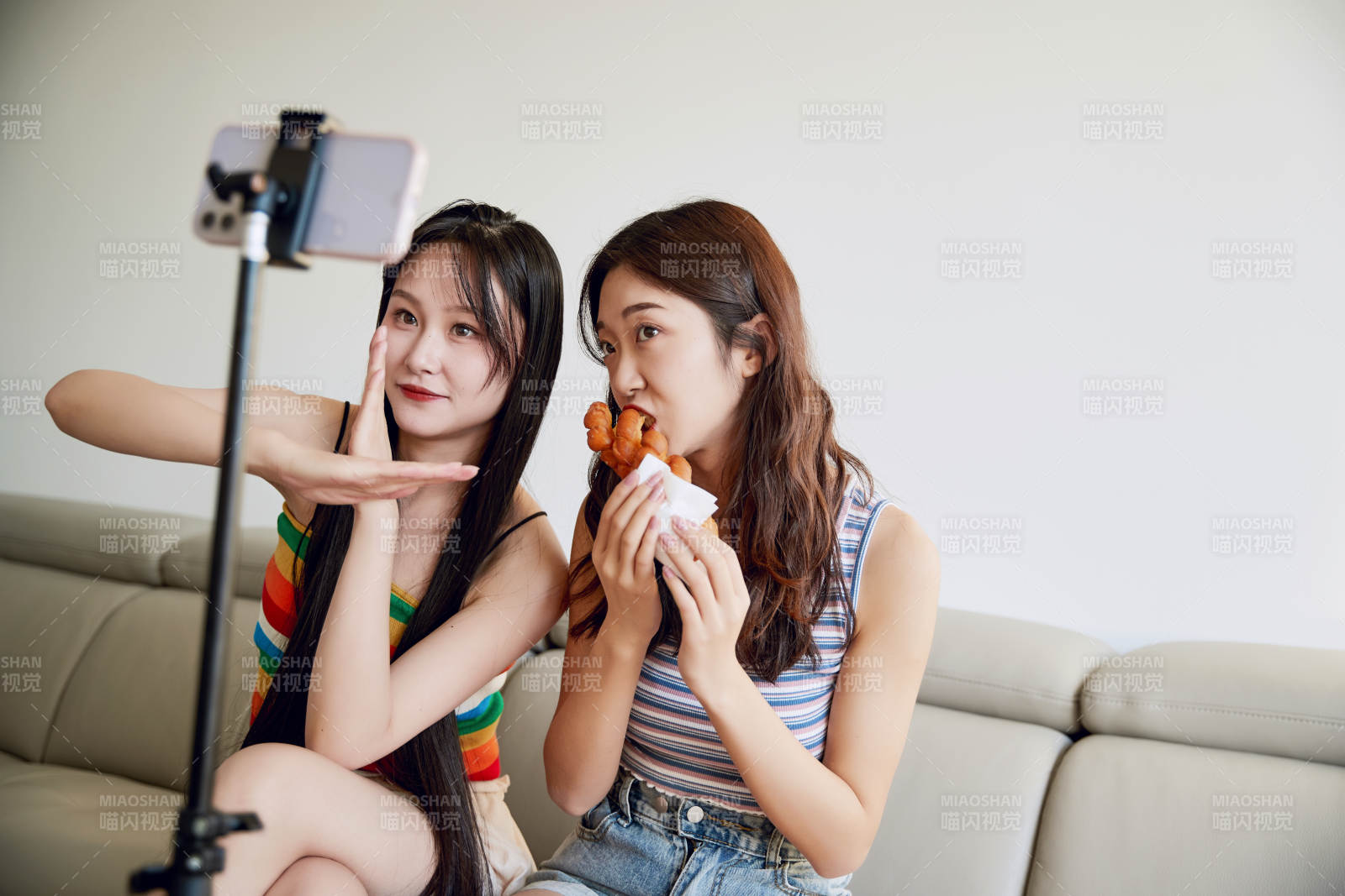 在家做主播直播的亞洲年輕閨蜜少女