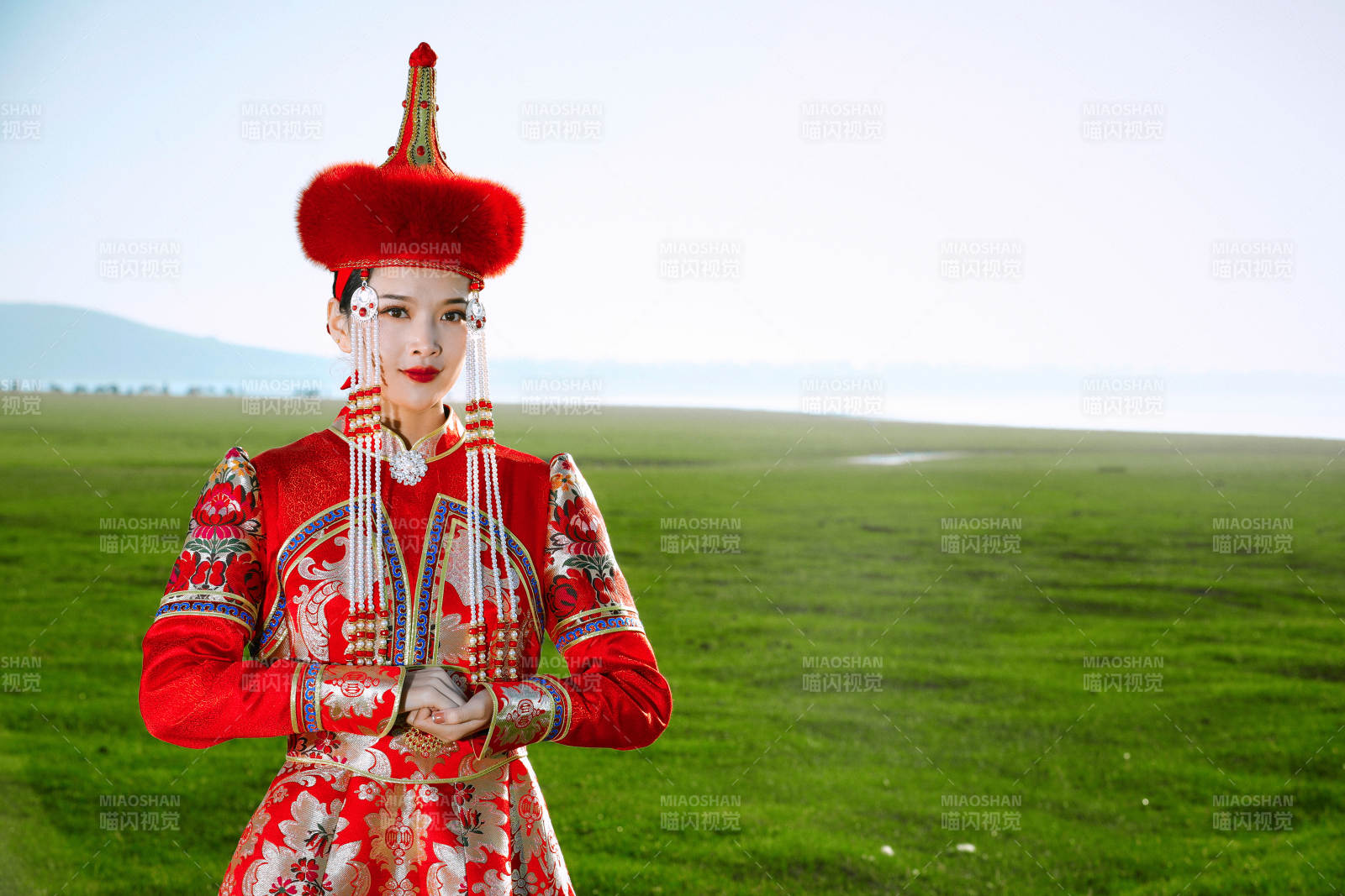 草原上穿著蒙古族傳統服飾的亞洲年輕美少女