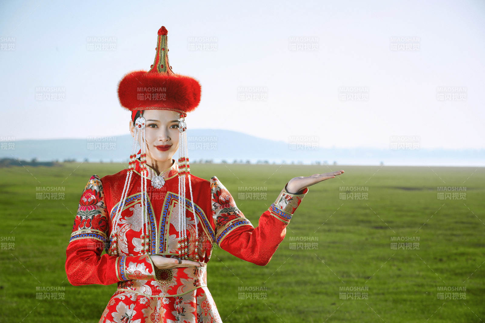 草原上穿著蒙古族傳統(tǒng)服飾的亞洲年輕美少女