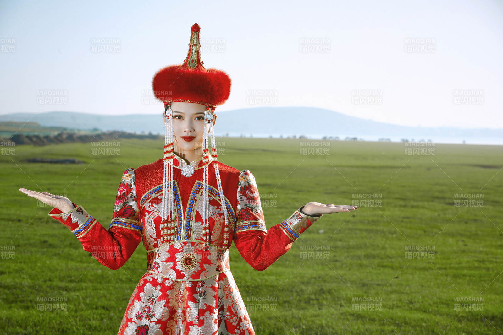 草原上穿着蒙古族传统服饰的亚洲年轻美少女